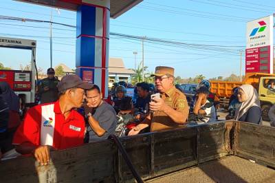 Tinjau SPBU Kelapa Kampit, Bupati Minta Masyarakat Jangan Panik